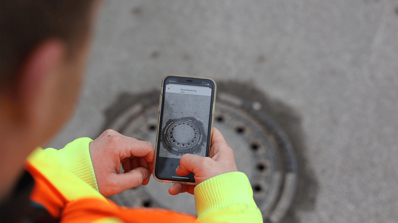 building yard worker creates a task for a manhole in the vialytics app